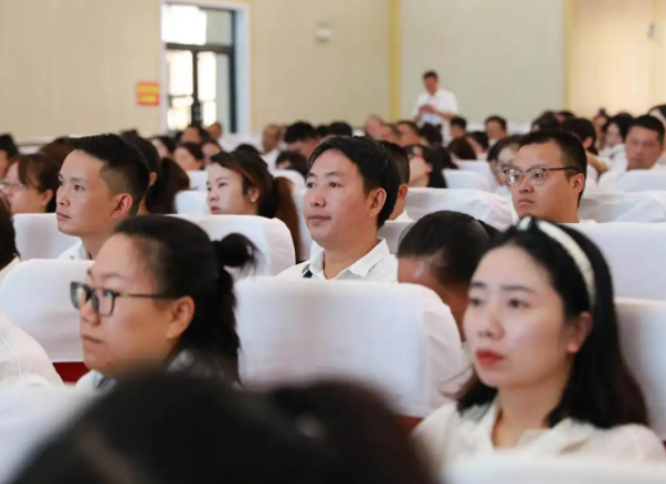 教师们则在专属课堂上快