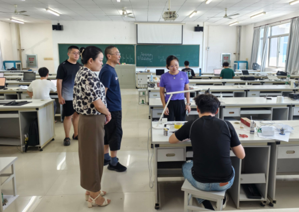 抓住暑期教学空档期进行