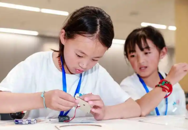 教育长跑令营研学为桥让