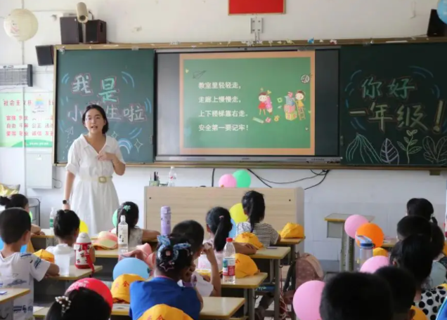 一年级新生在老师带领下