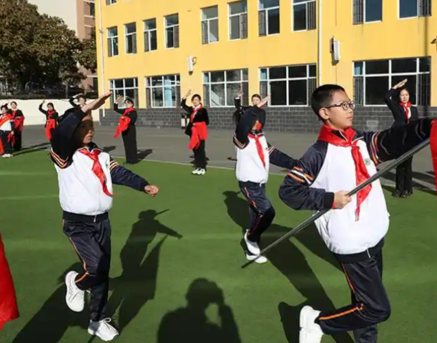 完善交通用餐寄宿资助等