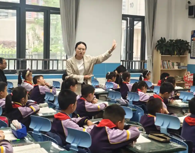 营造出积极有序的学习气氛学生在讲堂中主动参与乐于表达