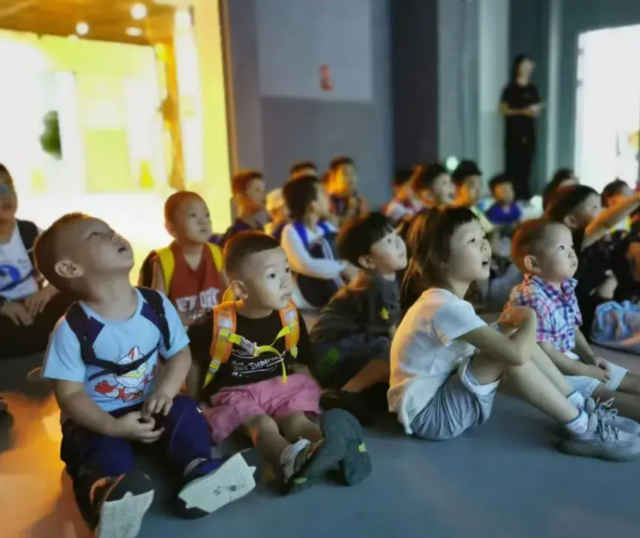 孩子在科考船上看星星在
